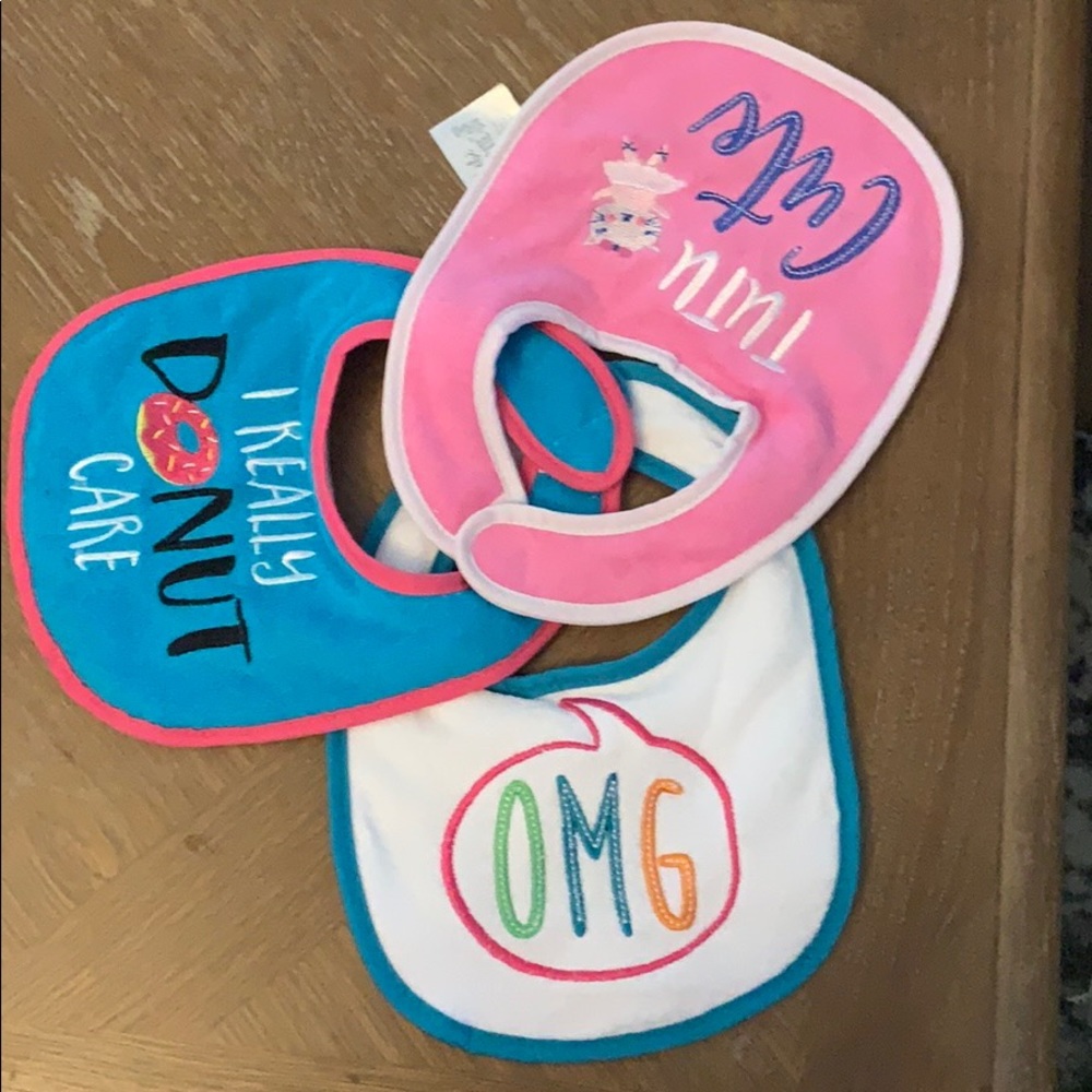 🌺NWOT 3 adorable bibs—never used.